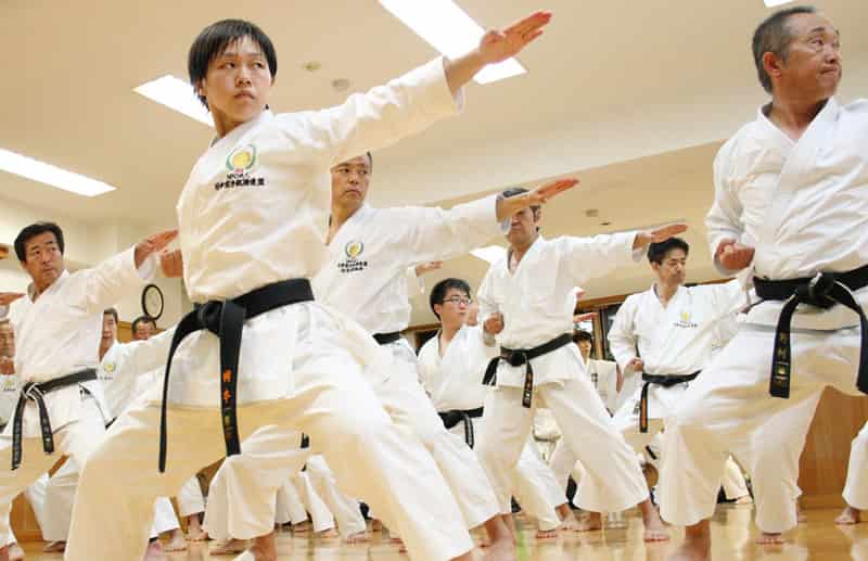 Trang phục, đẳng cấp và màu đai trong võ Karate