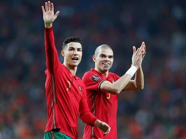 Pepe sánh bước bên Ronaldo