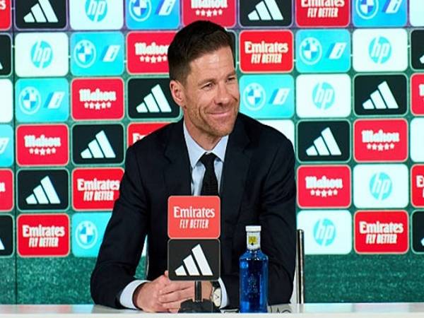 Xabi Alonso là một tiền vệ trung tâm trứ danh lúc còn thi đấu. 