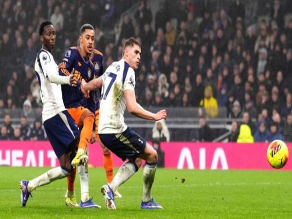 Tương lai HLV Thomas Frank bị đặt dấu hỏi lớn