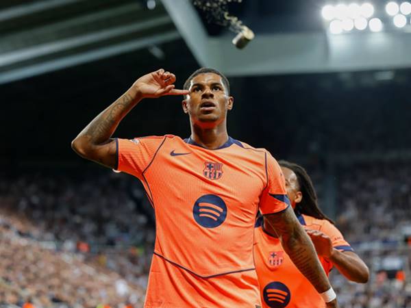 Tin MU: Barca tính toán đổi Araujo lấy Rashford